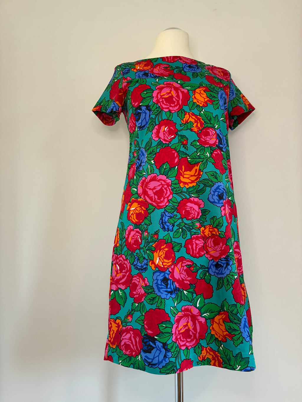 Etuikleid, Größe L, Petrolgrün mit buntem Rosen-Print in Pink, Rot, Orange und Blau, Seitenansicht