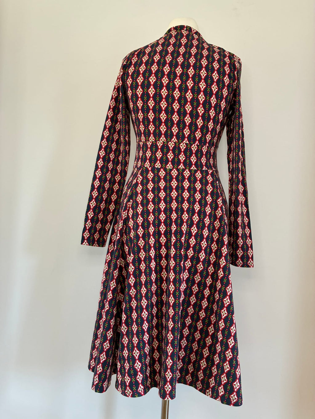 Midikleid, Größe XL, Dunkelblau mit rot-weißem Ikat-Muster, Rückansicht