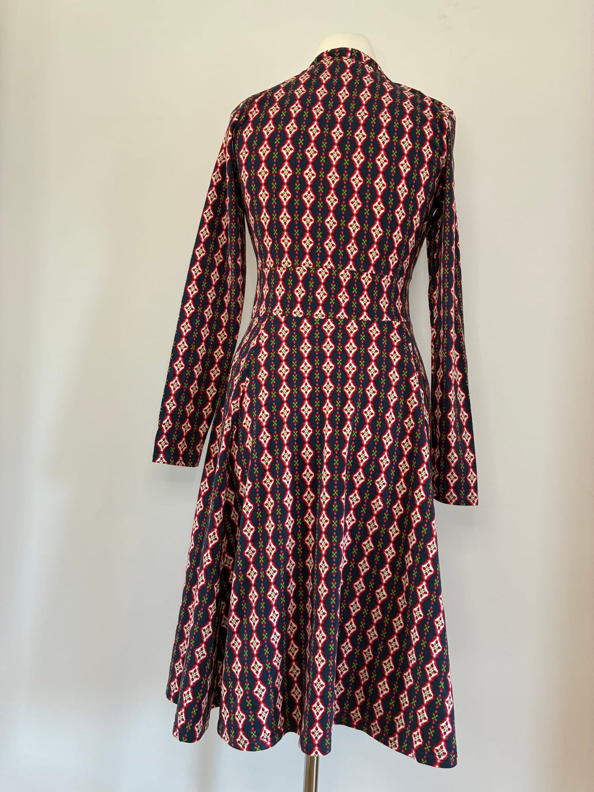 Midikleid, Größe XL, Dunkelblau mit rot-weißem Ikat-Muster, Rückansicht