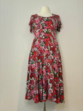 Blutsgeschwister Kleid, Größe XL, Rot-Pink mit buntem Blumenmuster, Vorderansicht