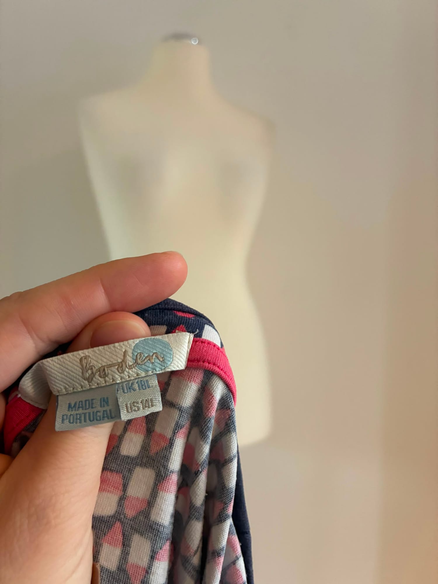 Gemustertes Jerseykleid von Boden Größe 44 in Dunkelblau und Rot mit Taschen