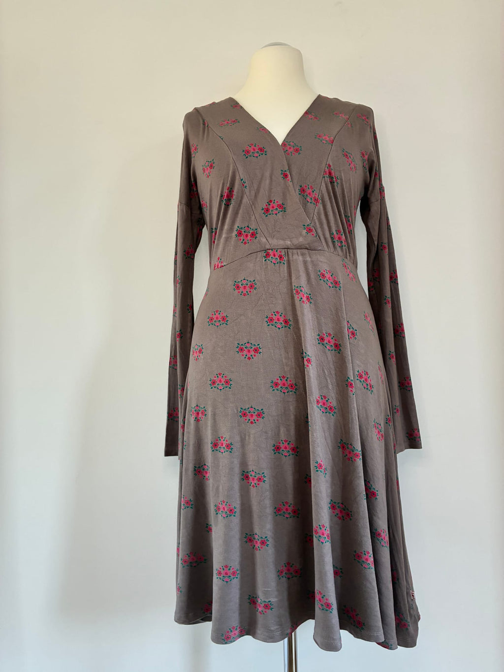 Wickelkleid, Größe L (fällt aus wie XL), Taupe mit Blumenprint in Pink und Rot, grüner Kontrastsaum, Vorderansicht