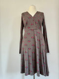 Wickelkleid, Größe L (fällt aus wie XL), Taupe mit Blumenprint in Pink und Rot, grüner Kontrastsaum, Vorderansicht