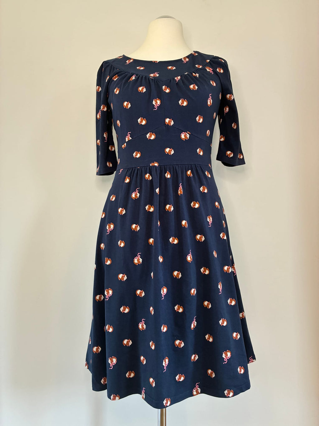 Blutsgeschwister Jerseykleid, Größe L, Dunkelblau mit buntem Meerschweinchen-Print, Vorderansicht
