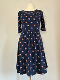 Blutsgeschwister Jerseykleid, Größe L, Dunkelblau mit buntem Meerschweinchen-Print, Vorderansicht