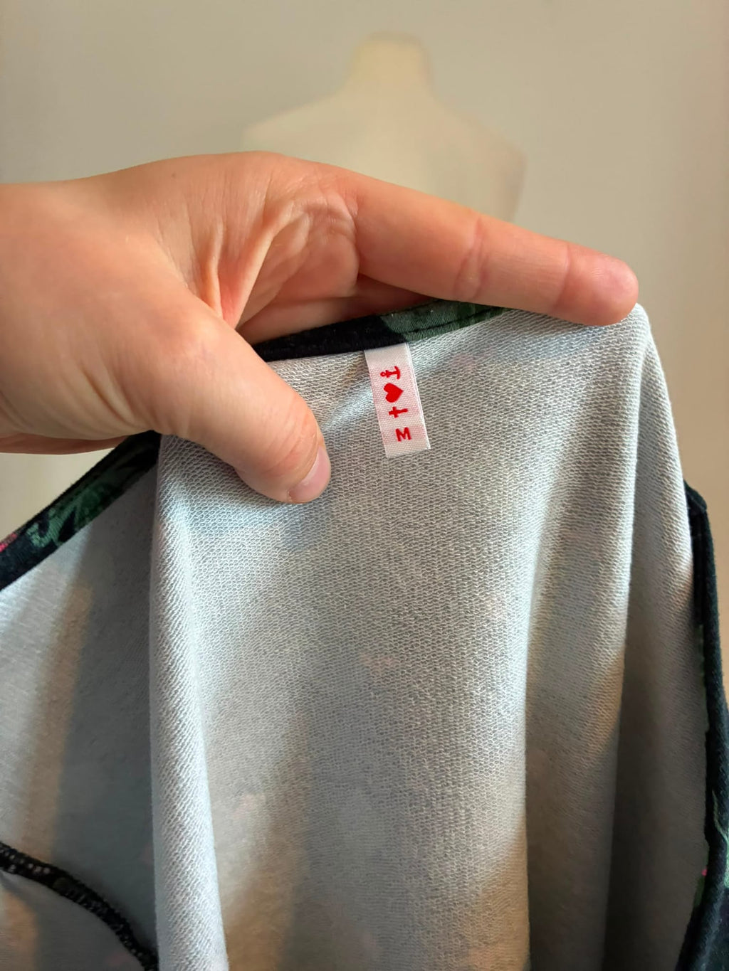 Verspieltes Langarmkleid Größe M in Schwarz mit Kaktusmuster