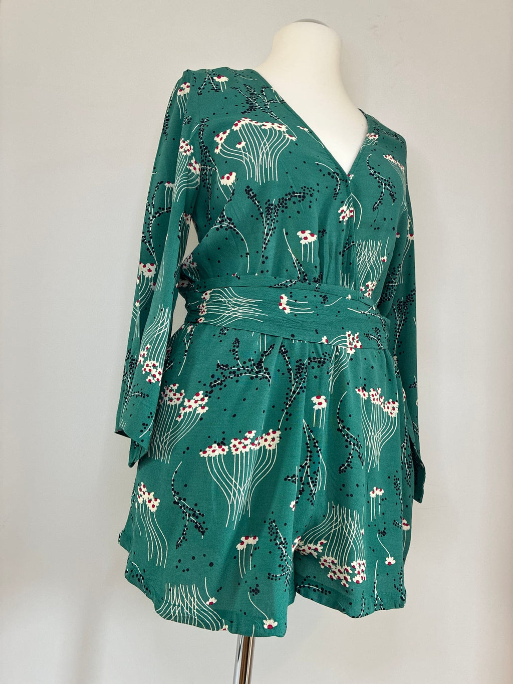 ba&sh Jumpsuit (Playsuit) mit kurzem Bein, Größe L, Waldgrün mit Blumenprint, Seitenansicht