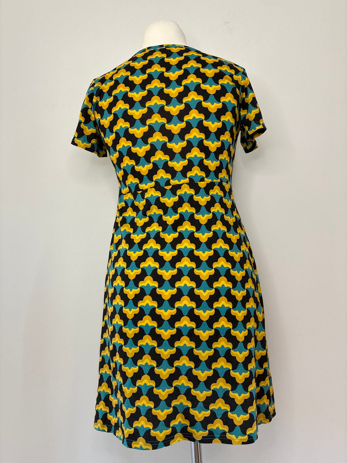 Blutsgeschwister Jerseykleid, Größe L, Schwarz mit Senfgelb und Türkis, Rückansicht