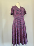 Blutsgeschwister Sommerkleid, Größe 2XL, Dunkelblau mit pinkfarbenem Blumenmuster, Vorderansicht