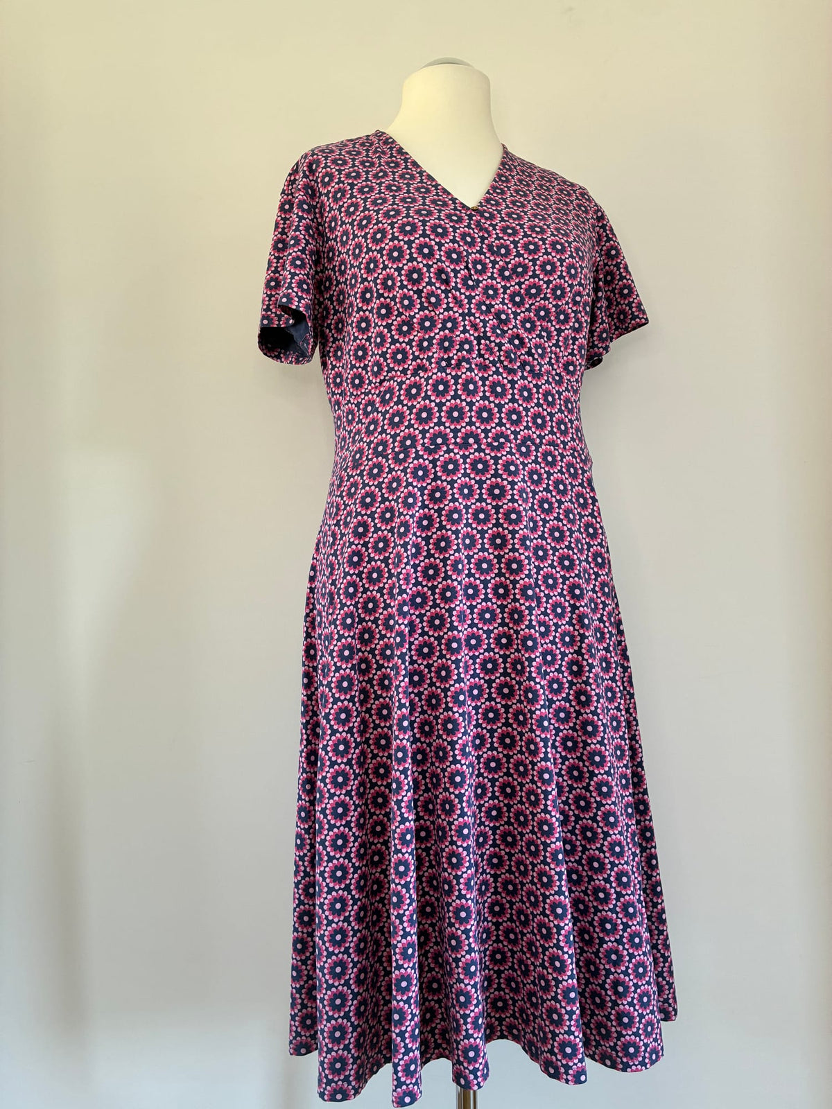 Blutsgeschwister Sommerkleid, Größe 2XL, Dunkelblau mit pinkfarbenem Blumenmuster, Vorderansicht
