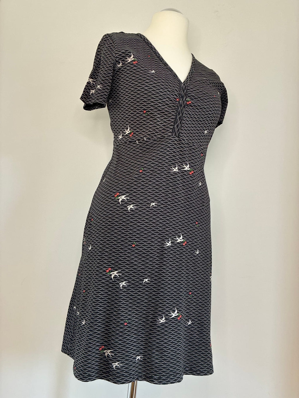 Kleid, Größe L, Schwarz mit weißem Wellenmuster und Schwalben-Kirsch-Print, Seitenansicht
