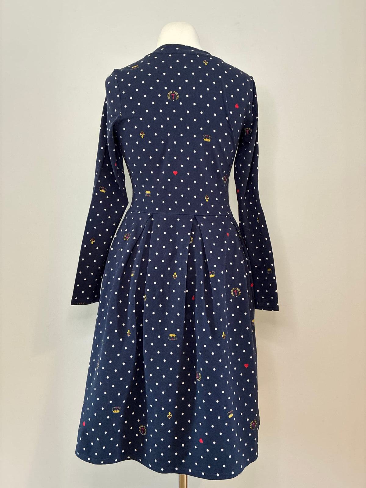 Jerseykleid, Größe L, Marineblau mit weißen Punkten und bunten Kronen-, Anker- und Herzmotiven, Rückansicht