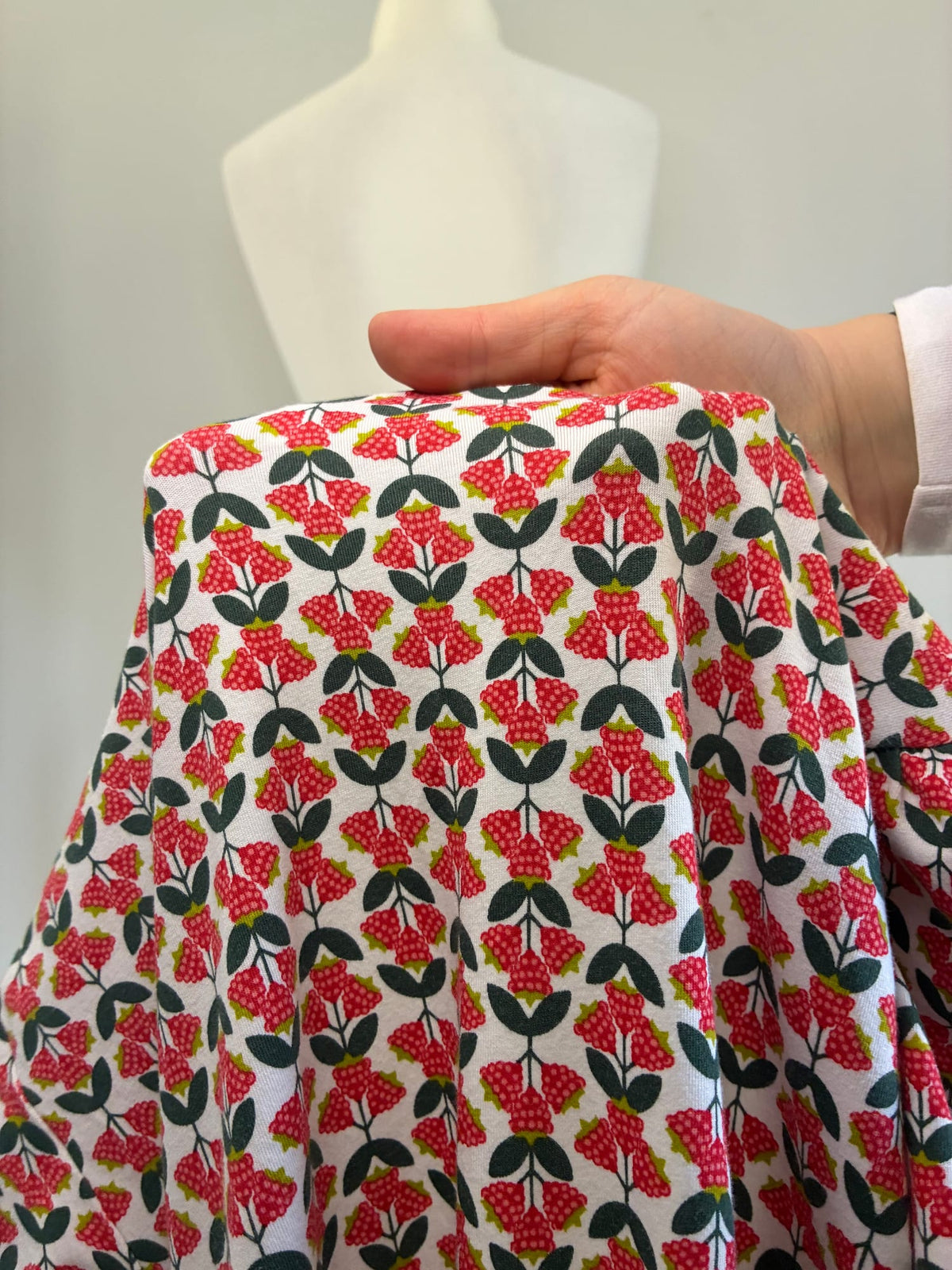 Blutsgeschwister Sommerkleid, Größe XL, Weiß mit rotem Blumenprint, Detailaufnahme