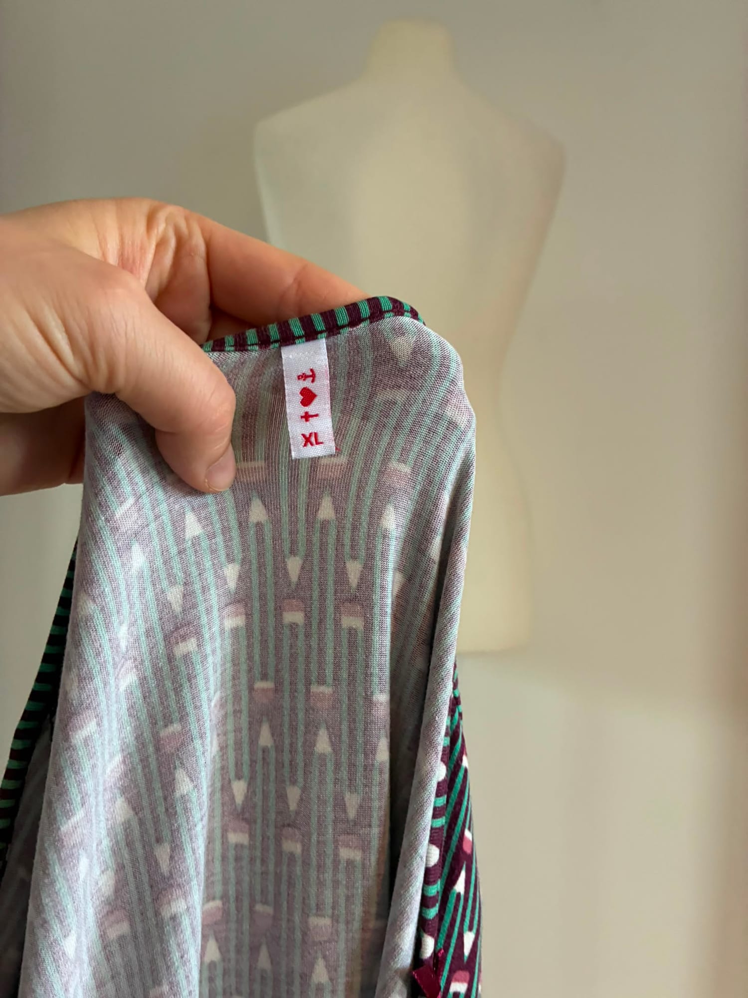 Blutsgeschwister Jerseykleid Größe XL mit grafischem Muster