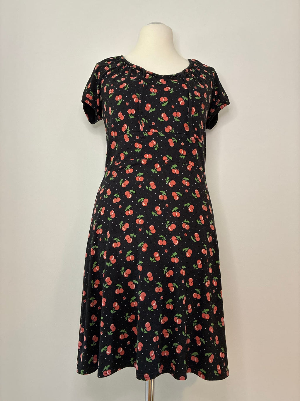 Blutsgeschwister Kleider, Größe XL, Schwarz mit Kirschmuster in Rot und Grün, Vorderansicht