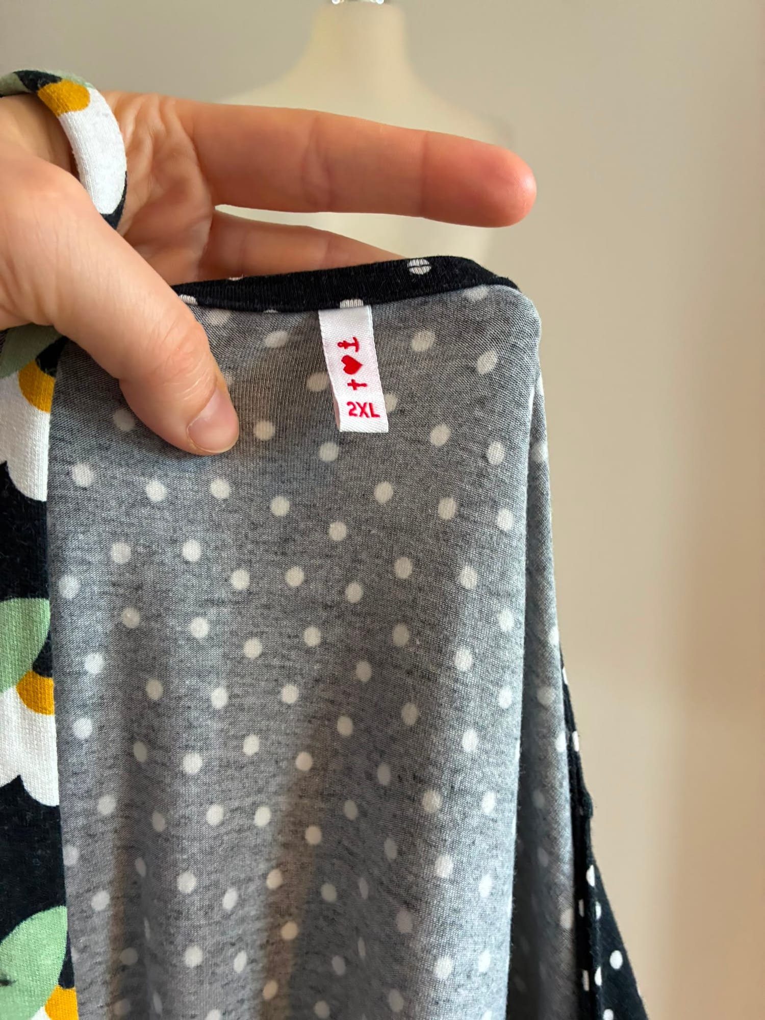 Blutsgeschwister Kleid Größe 2XL in Schwarz mit Punkten und floralen Details