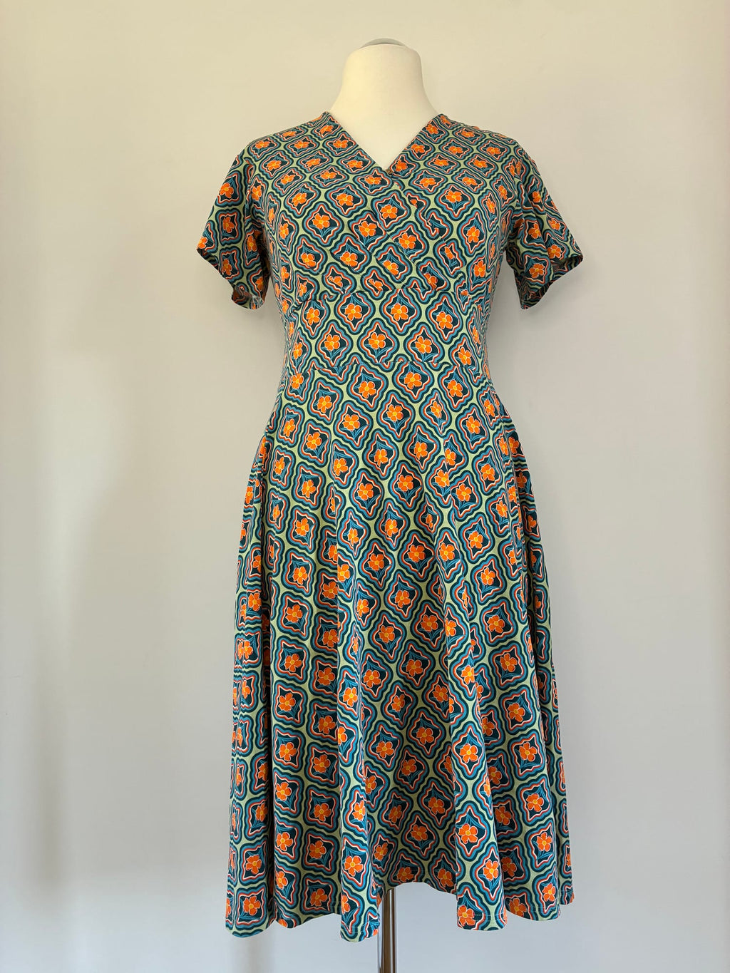 Blutsgeschwister Jerseykleid, Größe XL, Mintgrün mit Orange und Petrol gemustert, Vorderansicht