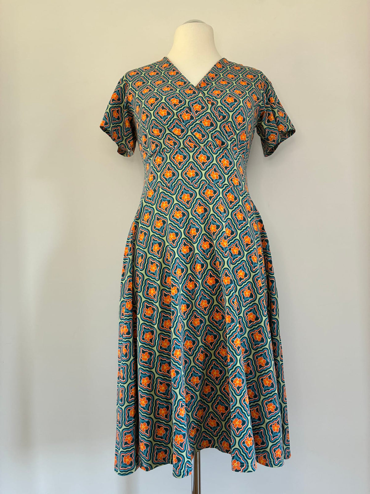 Blutsgeschwister Jerseykleid, Größe XL, Mintgrün mit Orange und Petrol gemustert, Vorderansicht