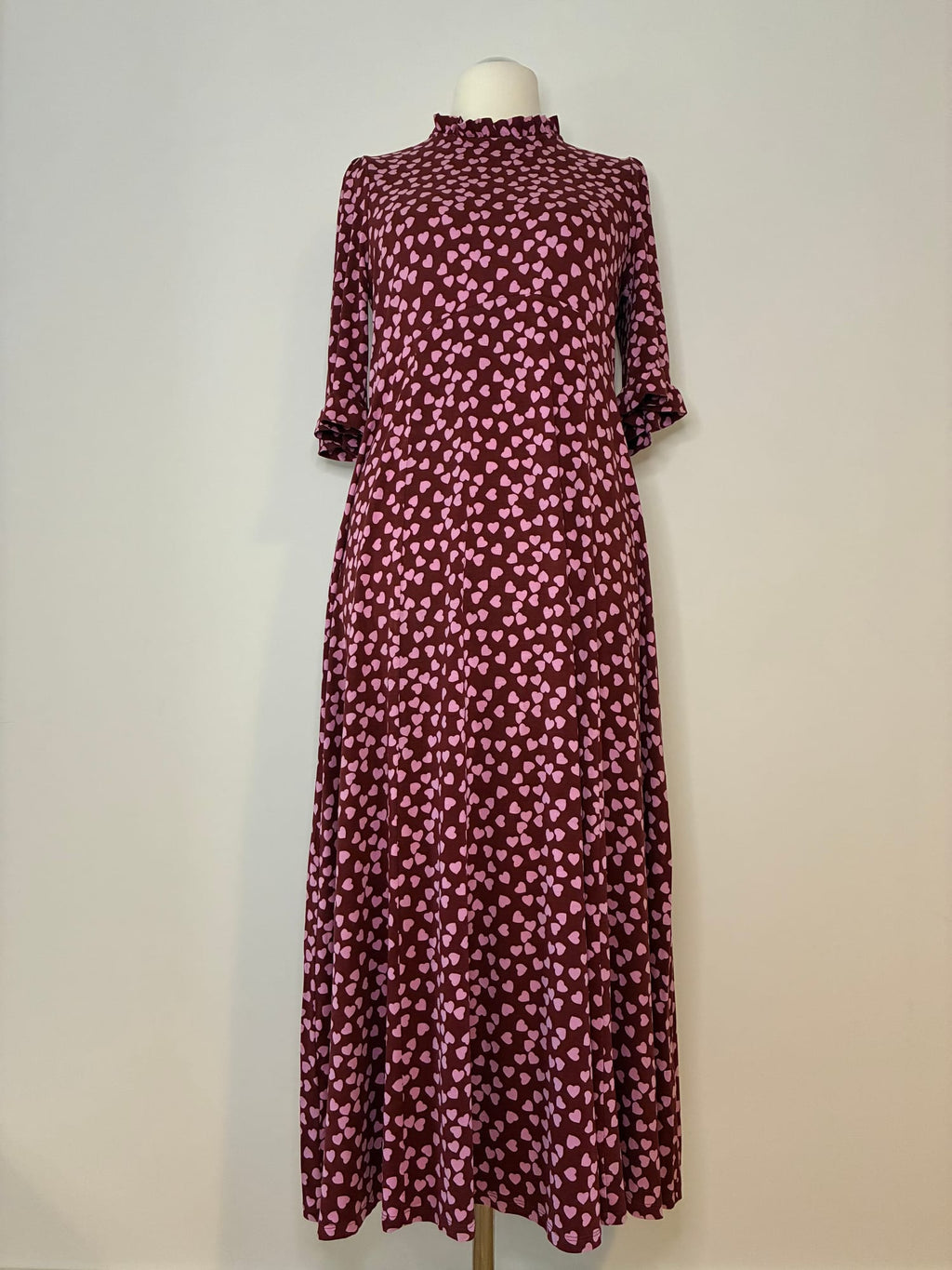 Boden Maxikleid, Größe 44, Bordeaux mit rosa Herzchen-Print, Vorderansicht