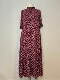 Boden Maxikleid, Größe 44, Bordeaux mit rosa Herzchen-Print, Vorderansicht