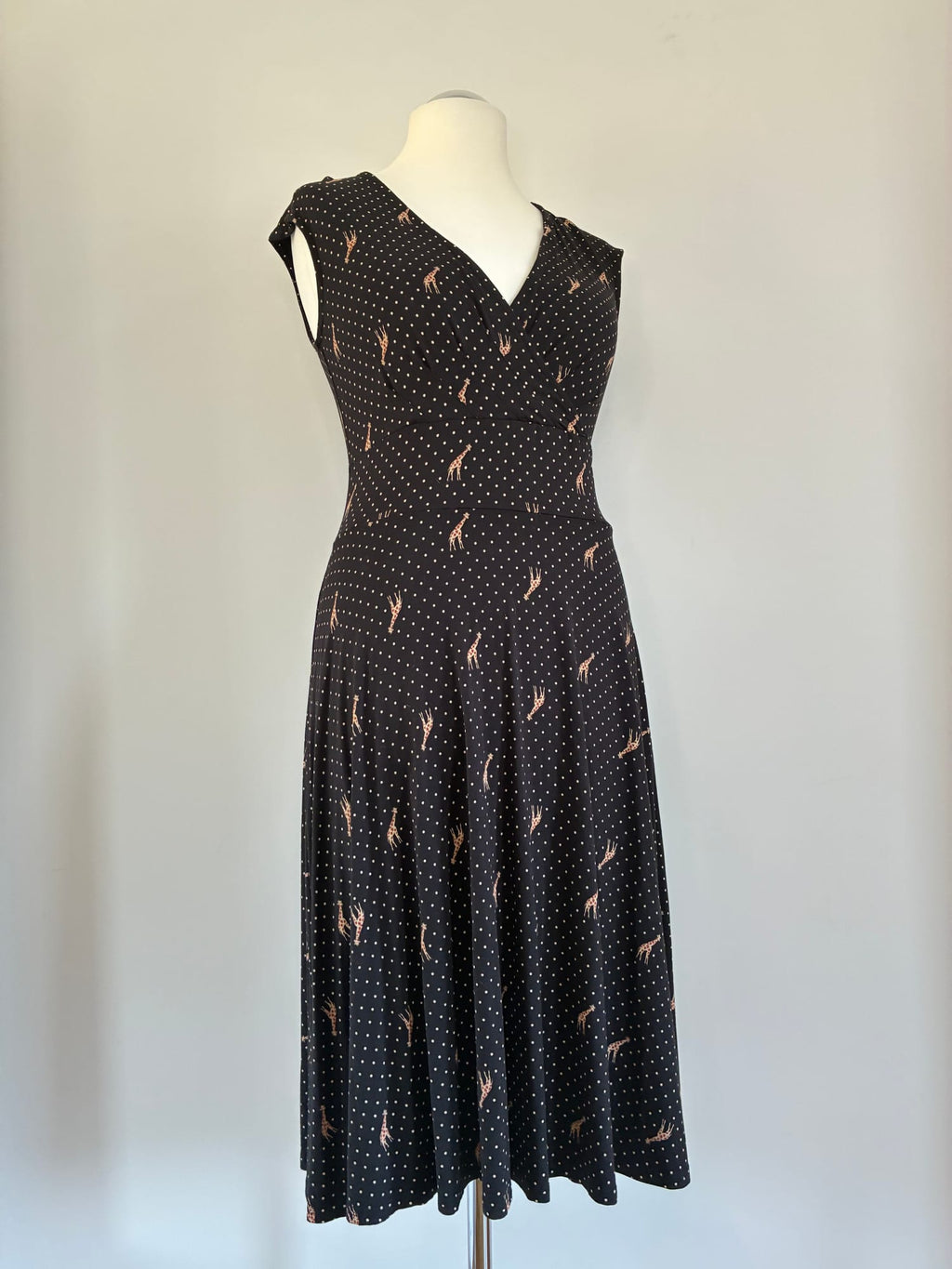 Blutsgeschwister Kleid, Größe XL, Schwarz mit weißen Punkten und Giraffen-Print in Orange, Seitenansicht