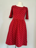 Blutsgeschwister Kleid, Größe L, Rot mit grafischem Blütenmuster in Weiß und Senfgelb, Vorderansicht