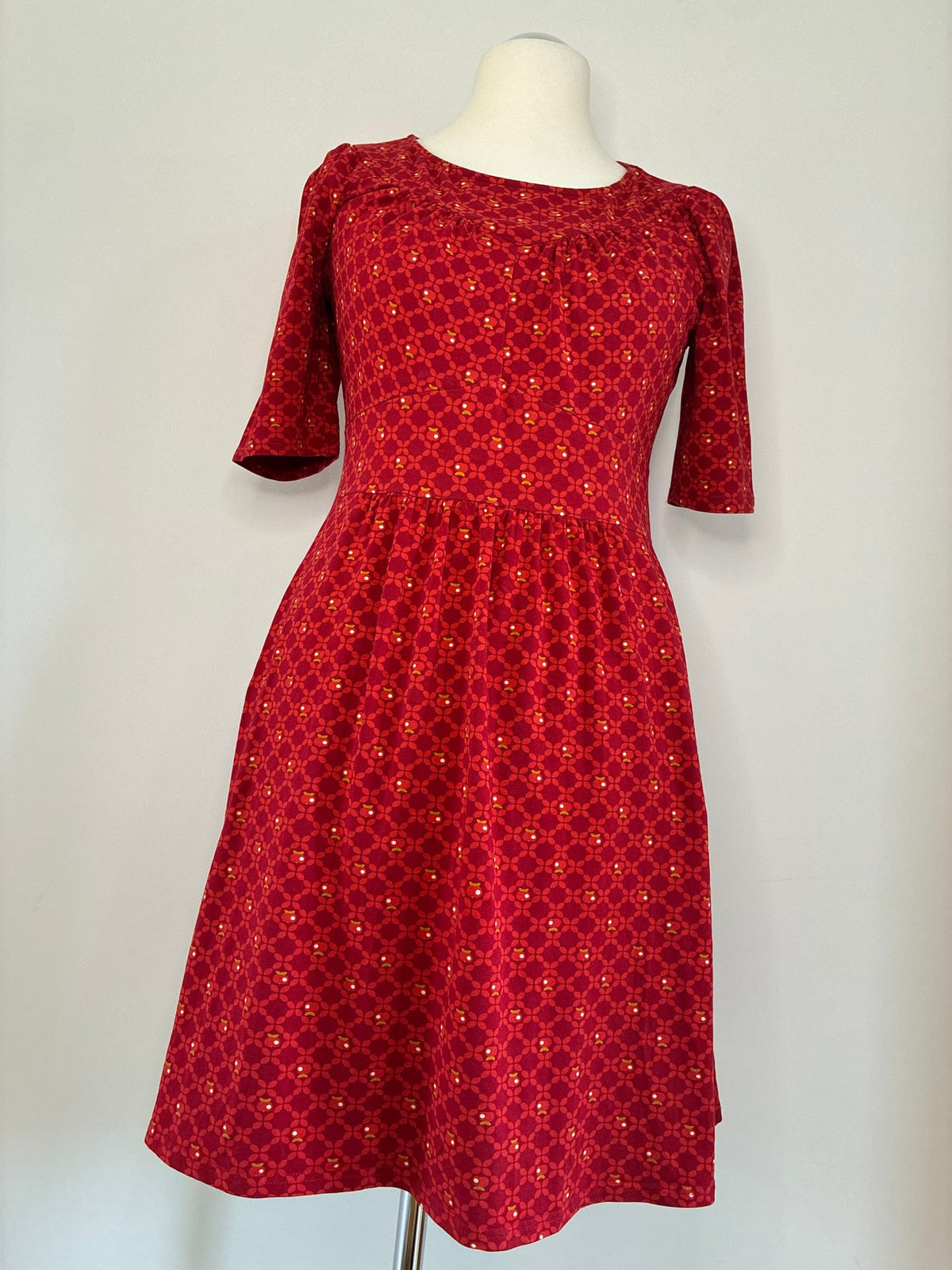 Blutsgeschwister Kleid, Größe L, Rot mit grafischem Blütenmuster in Weiß und Senfgelb, Vorderansicht