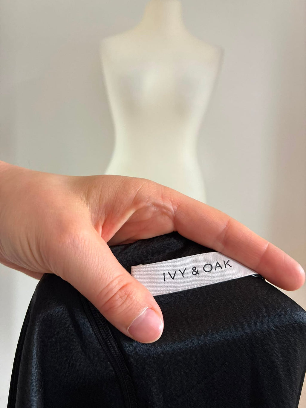 Elegantes IVY & OAK Kleid Größe 44 in Schwarz mit Gürtel