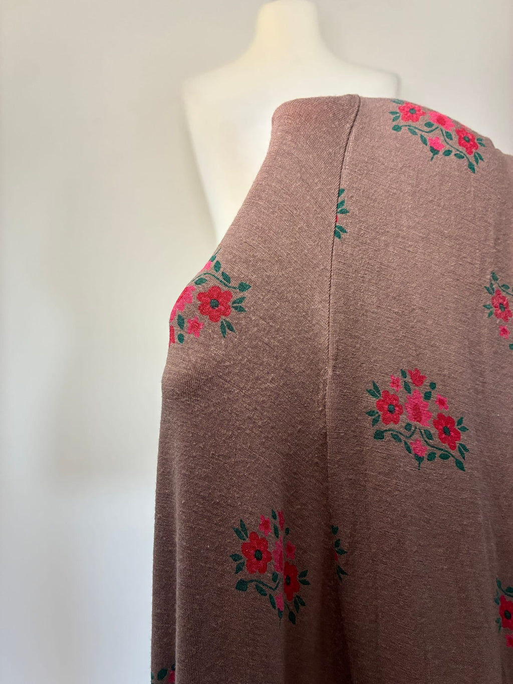Wickelkleid, Größe L (fällt aus wie XL), Taupe mit Blumenprint in Pink und Rot, grüner Kontrastsaum, Detailaufnahme
