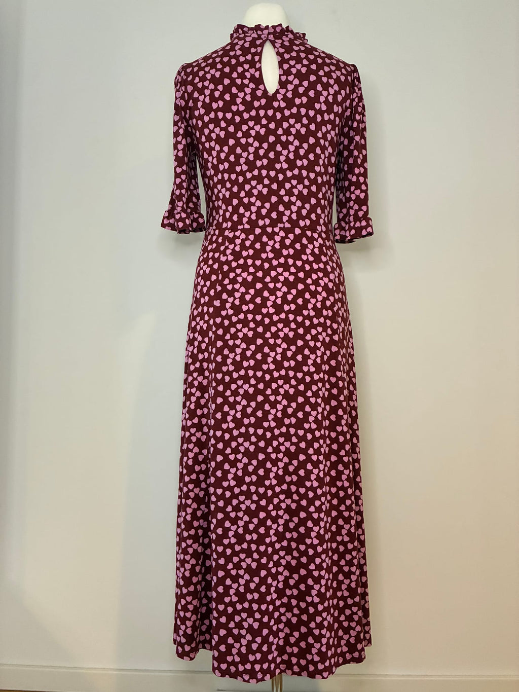 Boden Maxikleid, Größe 44, Bordeaux mit rosa Herzchen-Print, Rückansicht