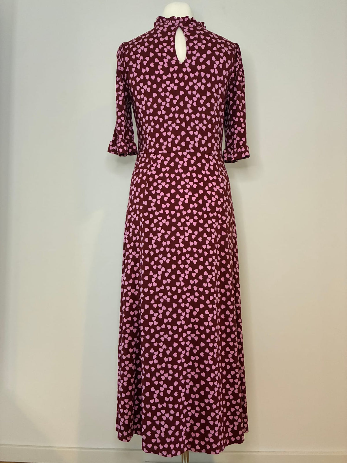 Boden Maxikleid, Größe 44, Bordeaux mit rosa Herzchen-Print, Rückansicht
