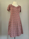 Blutsgeschwister Sommerkleid, Größe XL, Weiß mit rotem Blumenprint, Vorderansicht