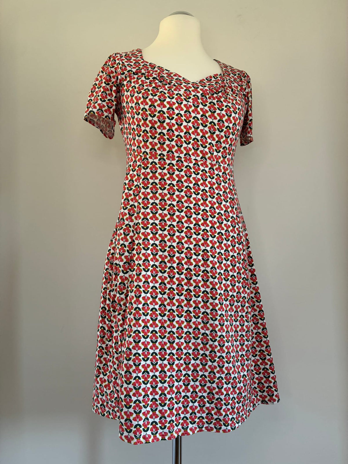 Blutsgeschwister Sommerkleid, Größe XL, Weiß mit rotem Blumenprint, Vorderansicht