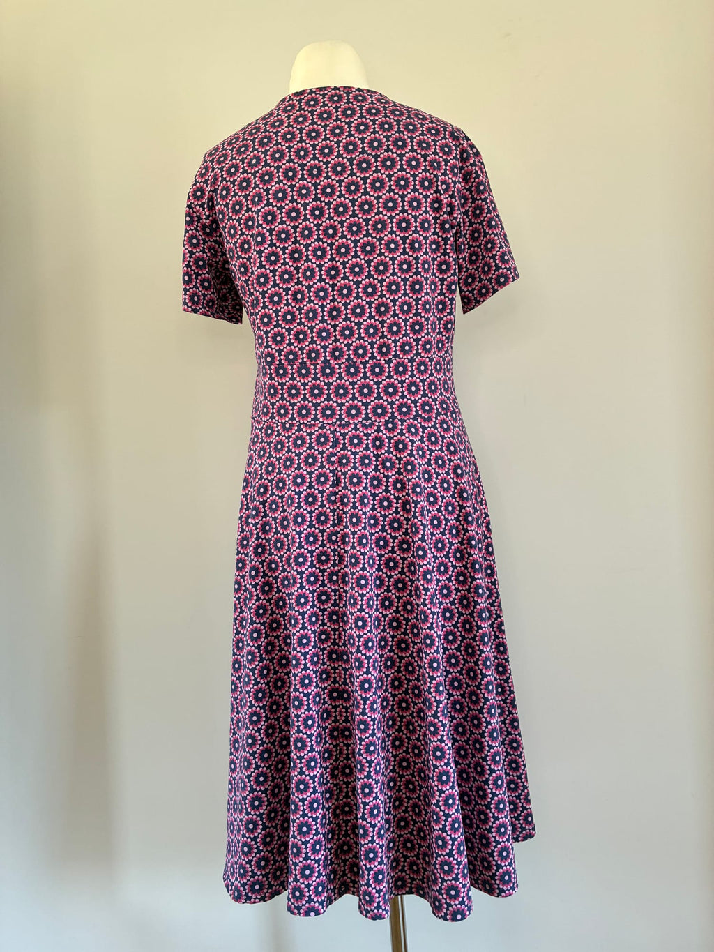 Blutsgeschwister Sommerkleid, Größe 2XL, Dunkelblau mit pinkfarbenem Blumenmuster, Rückansicht