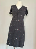 Kleid, Größe L, Schwarz mit weißem Wellenmuster und Schwalben-Kirsch-Print, Vorderansicht