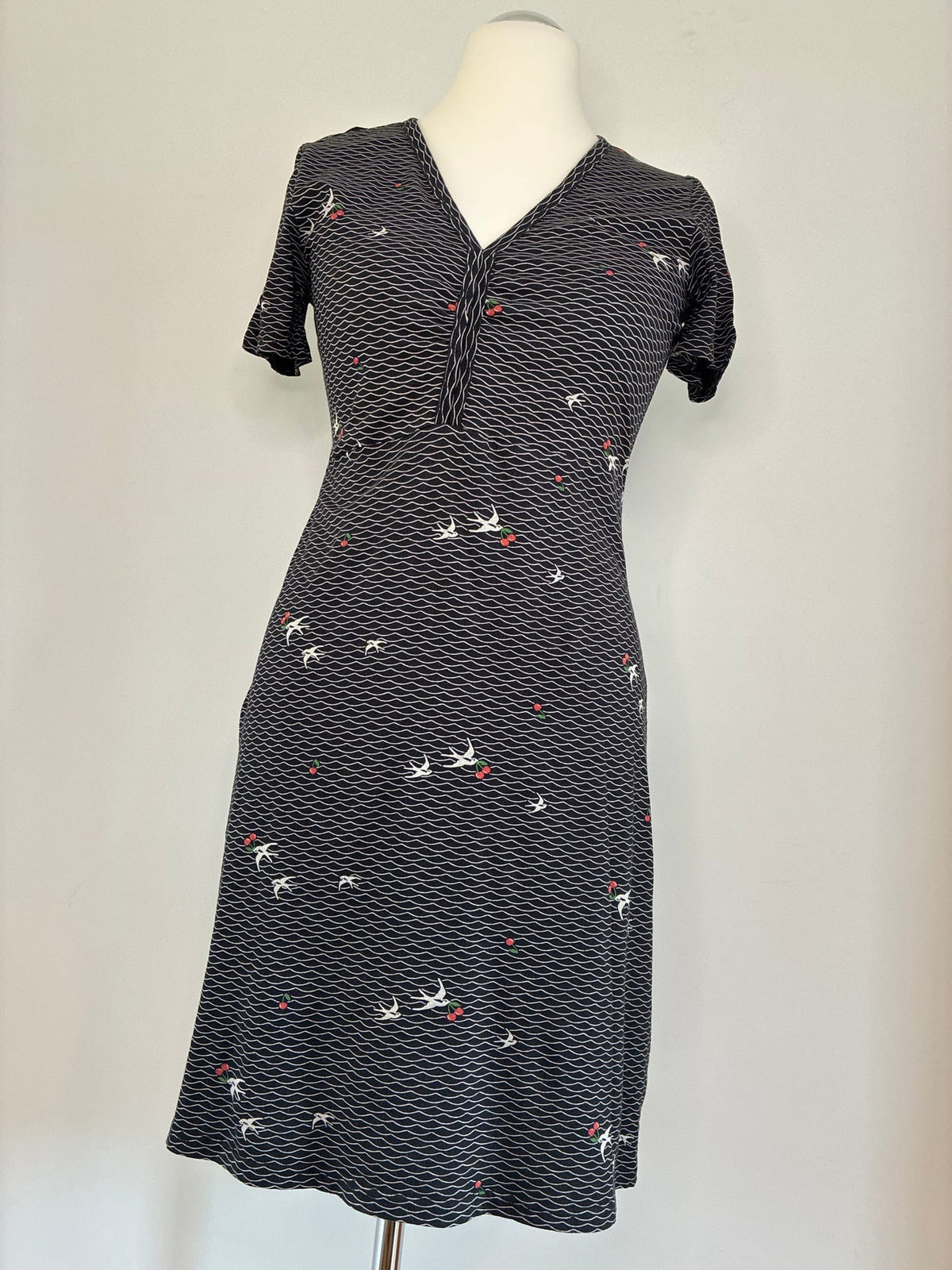 Kleid, Größe L, Schwarz mit weißem Wellenmuster und Schwalben-Kirsch-Print, Vorderansicht