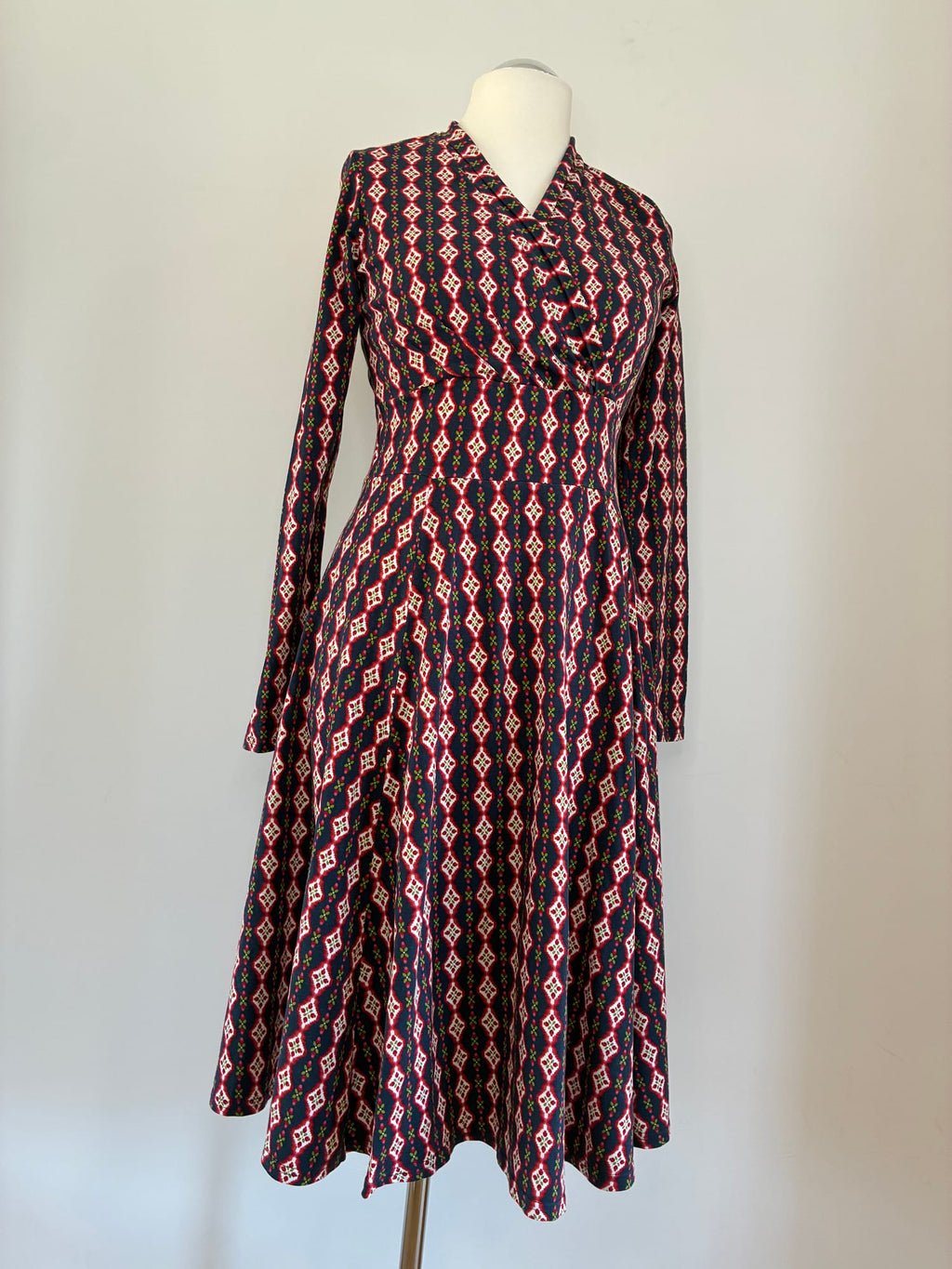Midikleid, Größe XL, Dunkelblau mit rot-weißem Ikat-Muster, Seitenansicht