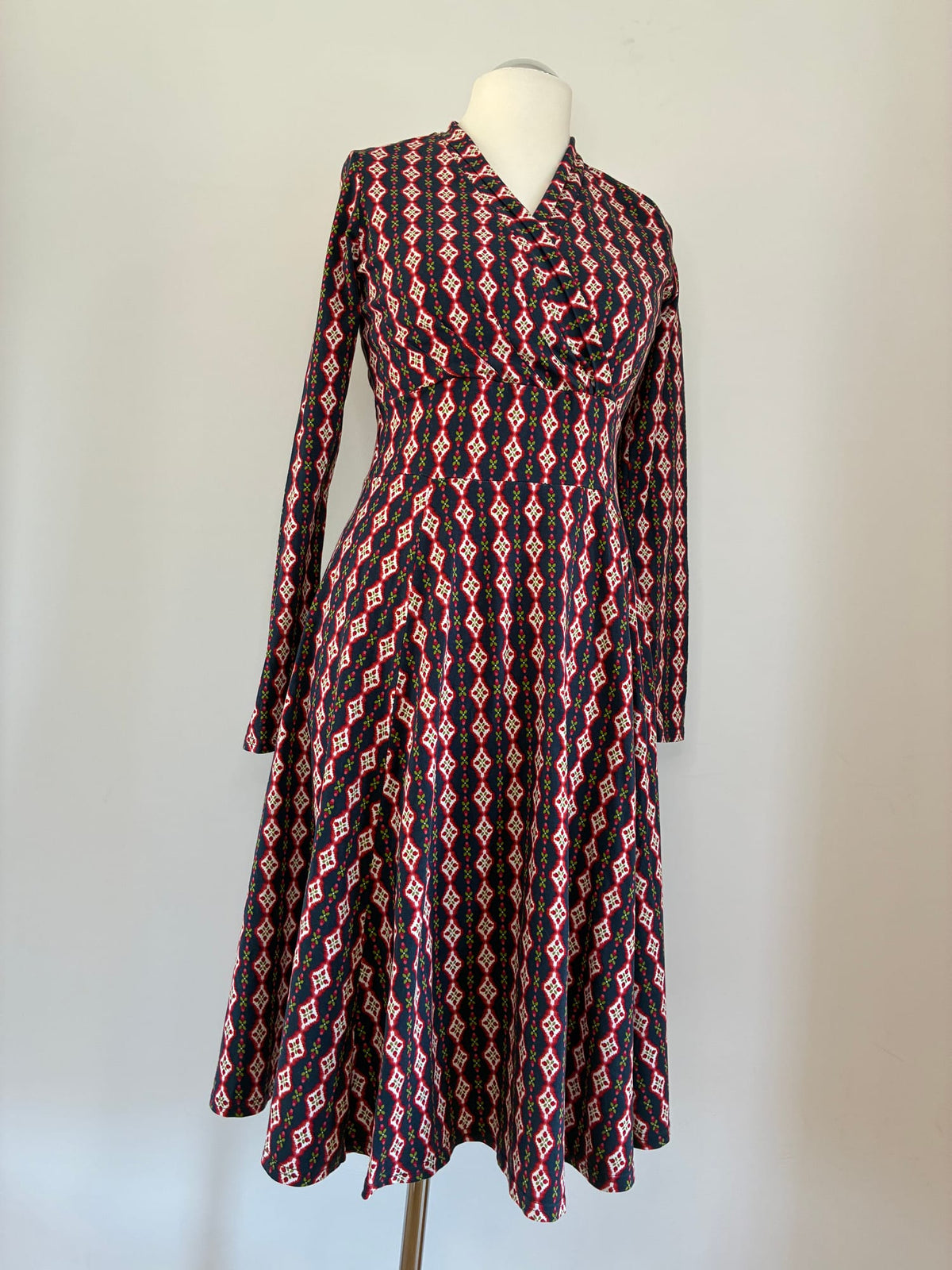 Midikleid, Größe XL, Dunkelblau mit rot-weißem Ikat-Muster, Seitenansicht
