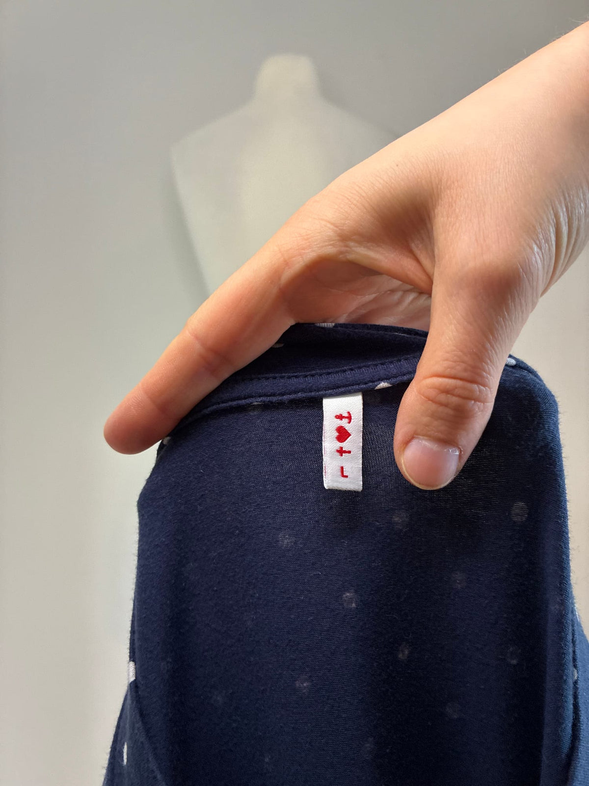 Jerseykleid, Größe L, Marineblau mit weißen Punkten und bunten Kronen-, Anker- und Herzmotiven, Größenetikett