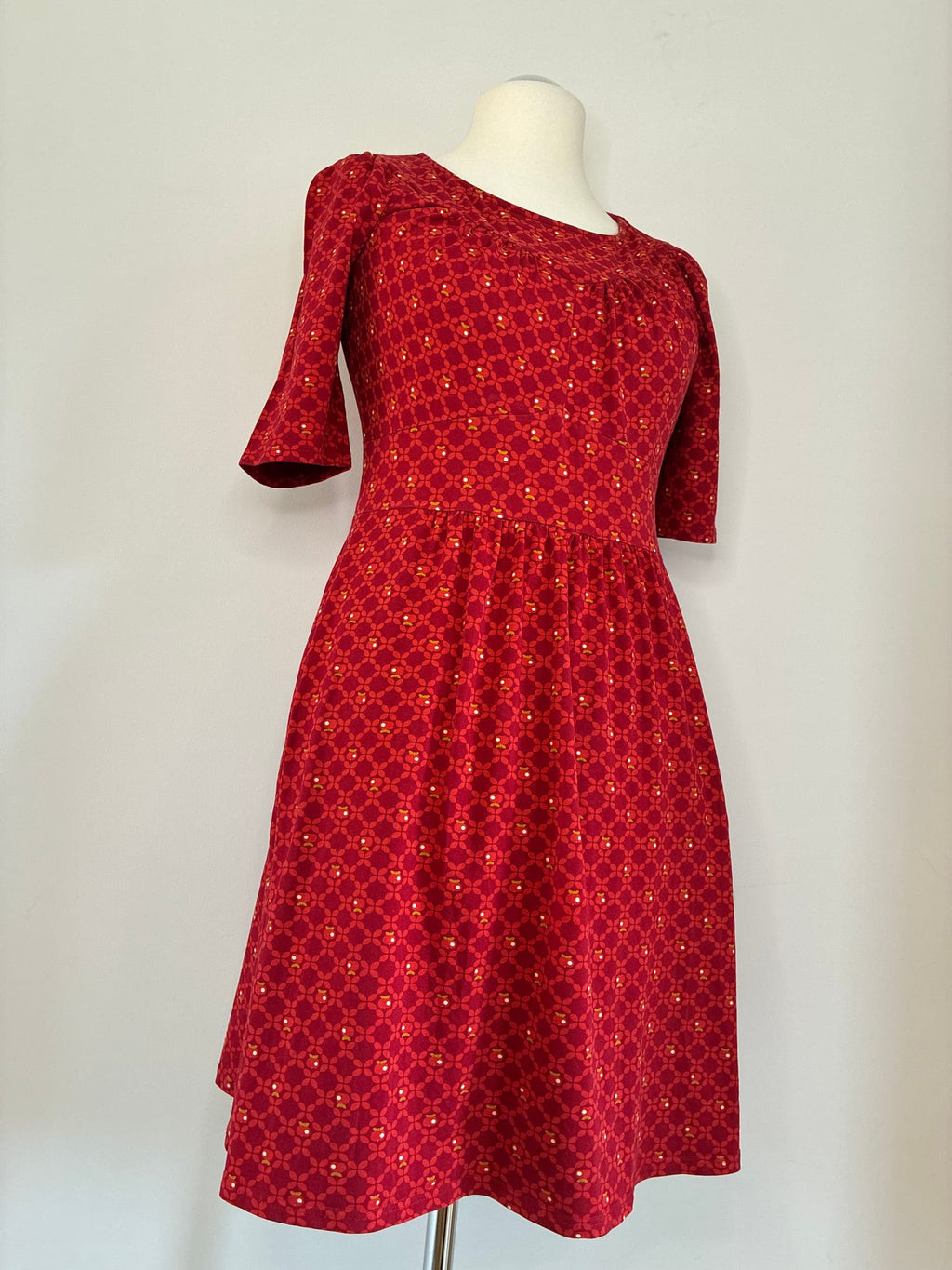 Blutsgeschwister Kleid, Größe L, Rot mit grafischem Blütenmuster in Weiß und Senfgelb, Seitenansicht