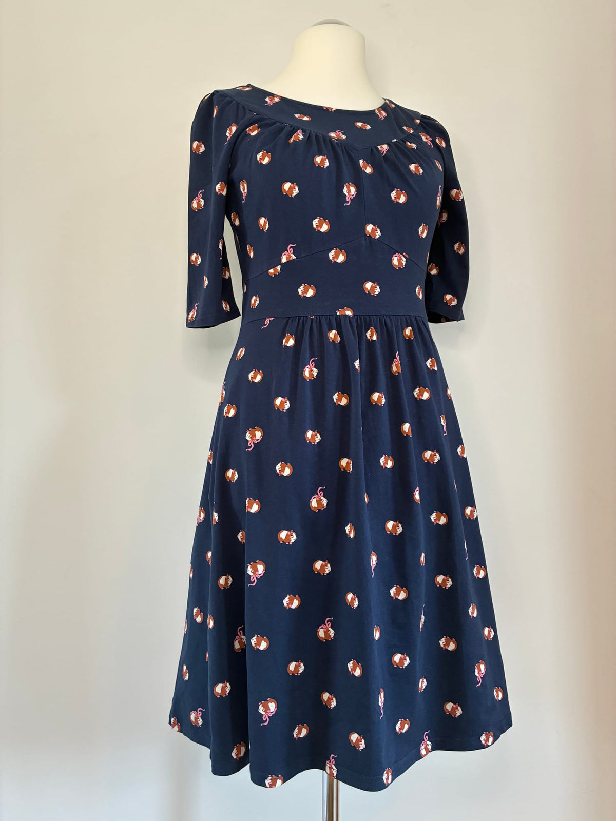 Blutsgeschwister Jerseykleid, Größe L, Dunkelblau mit buntem Meerschweinchen-Print, Seitenansicht