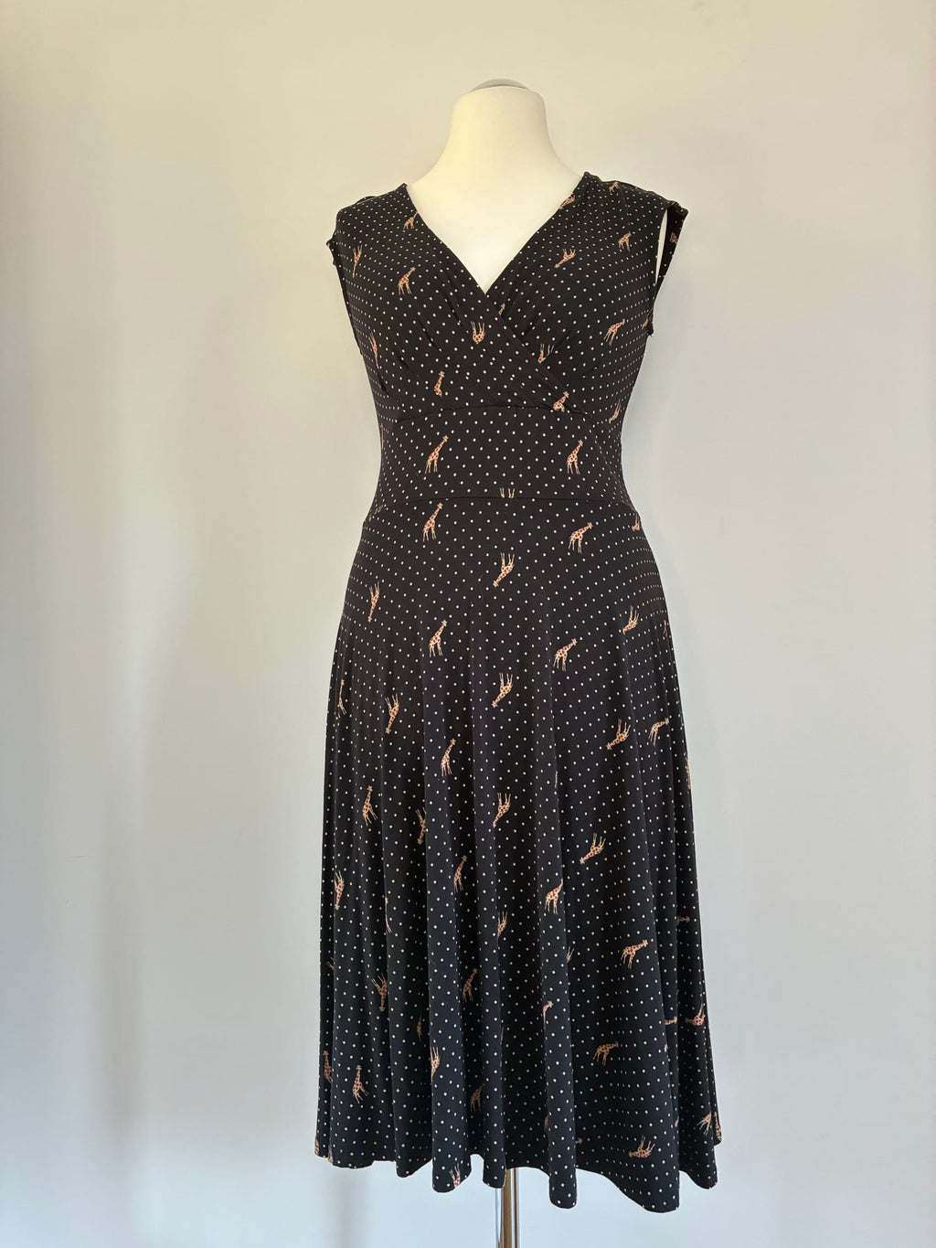 Blutsgeschwister Kleid, Größe XL, Schwarz mit weißen Punkten und Giraffen-Print in Orange, Vorderansicht