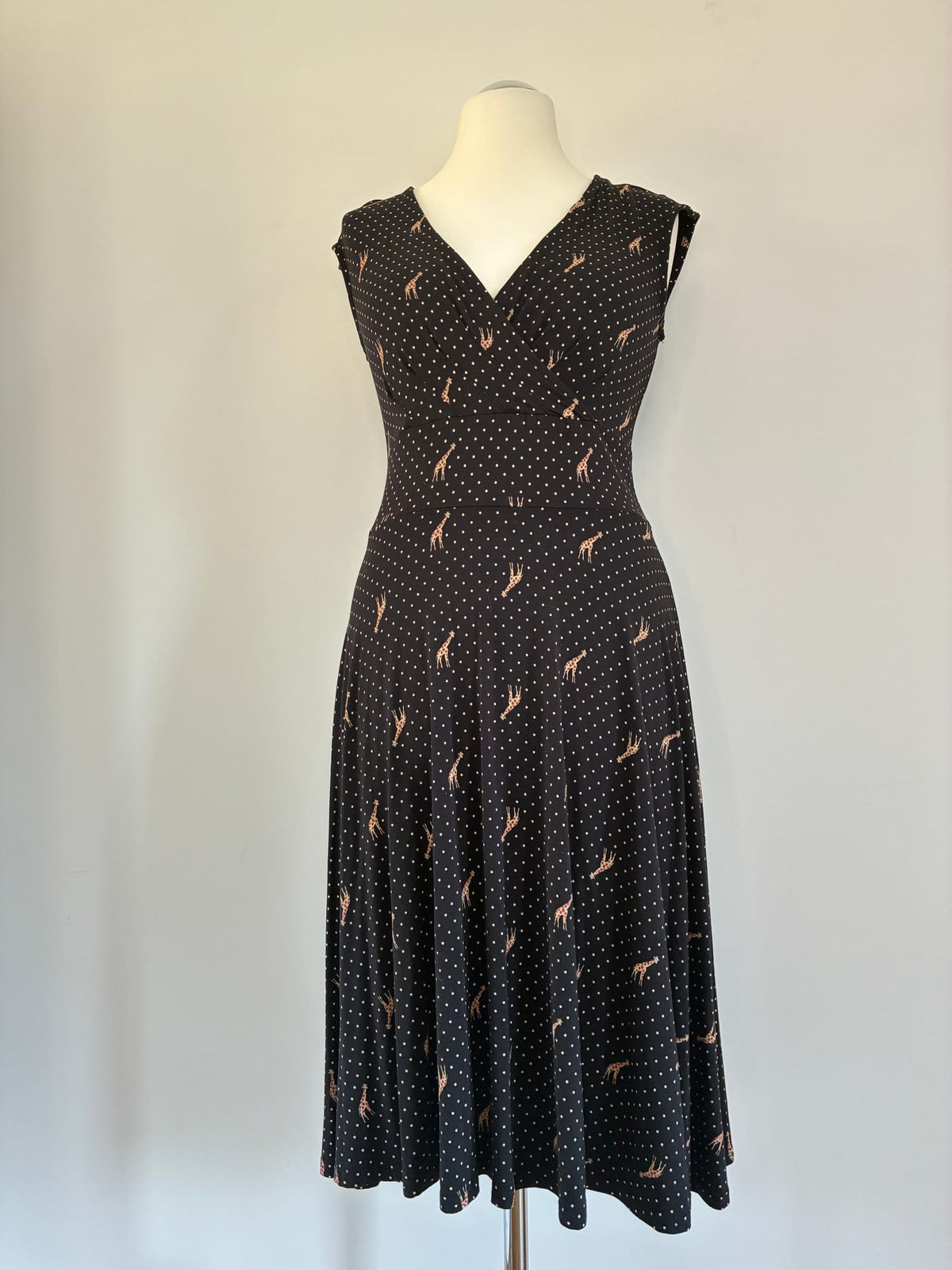 Blutsgeschwister Kleid, Größe XL, Schwarz mit weißen Punkten und Giraffen-Print in Orange, Vorderansicht