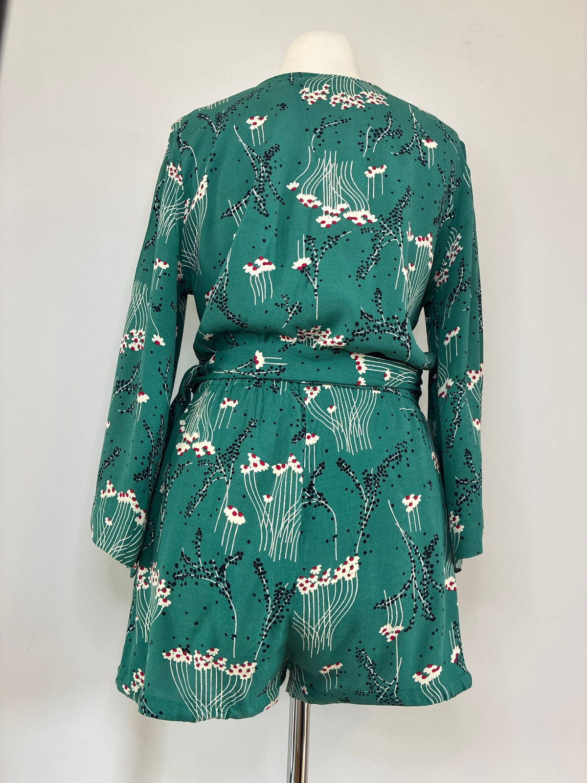 ba&sh Jumpsuit (Playsuit) mit kurzem Bein, Größe L, Waldgrün mit Blumenprint, Rückansicht