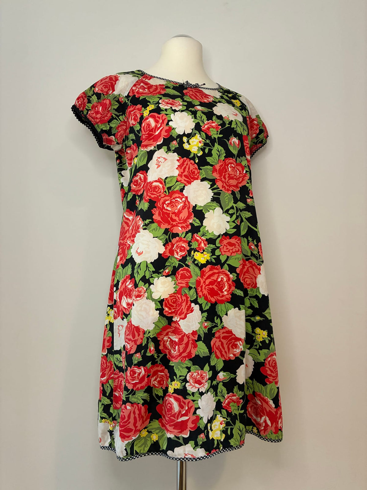 Blutsgeschwister Kleider, Größe XL, Schwarz mit Rosenprint in Rot, Weiß und Grün, Seitenansicht