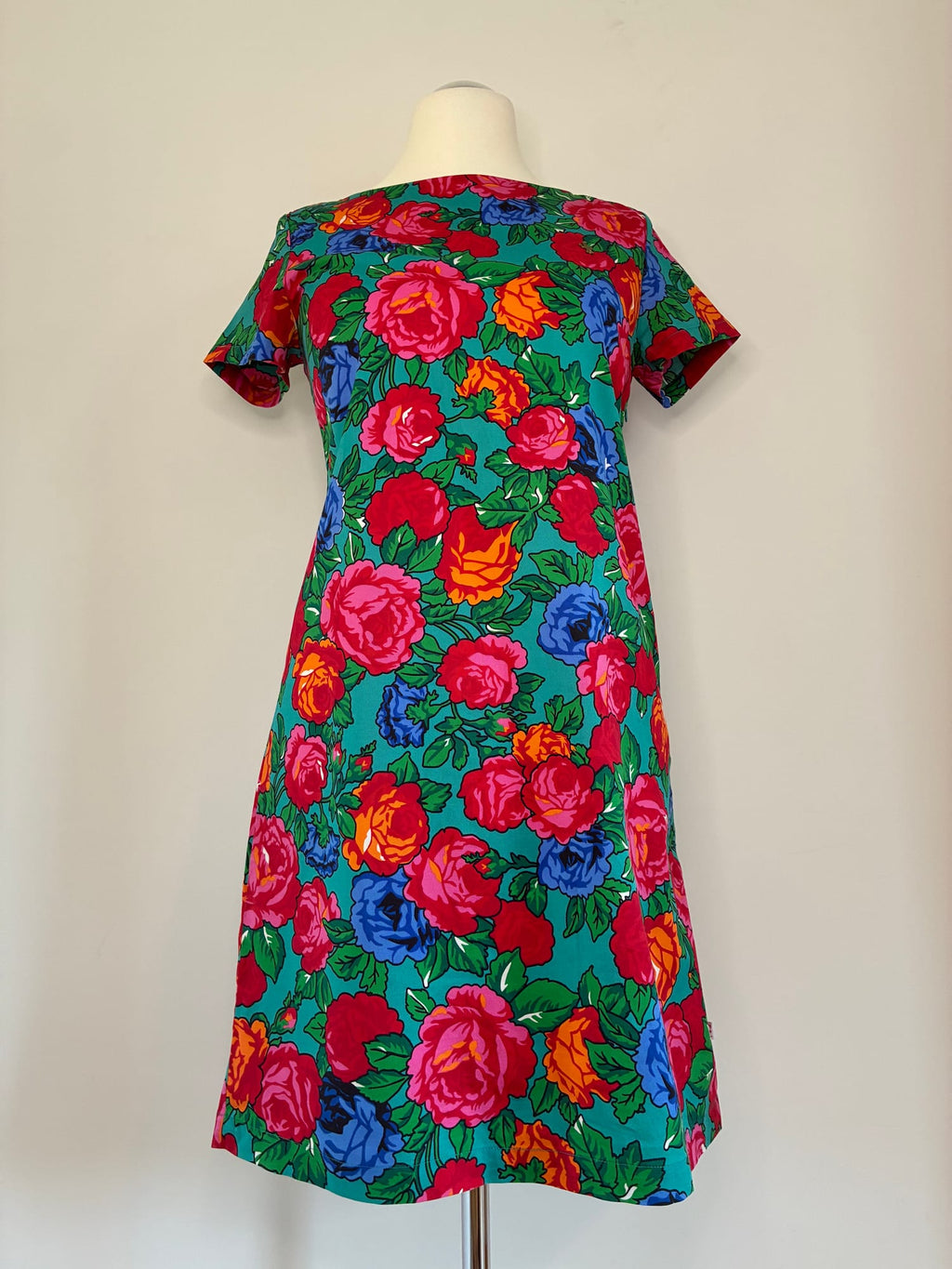 Etuikleid, Größe L, Petrolgrün mit buntem Rosen-Print in Pink, Rot, Orange und Blau, Vorderansicht