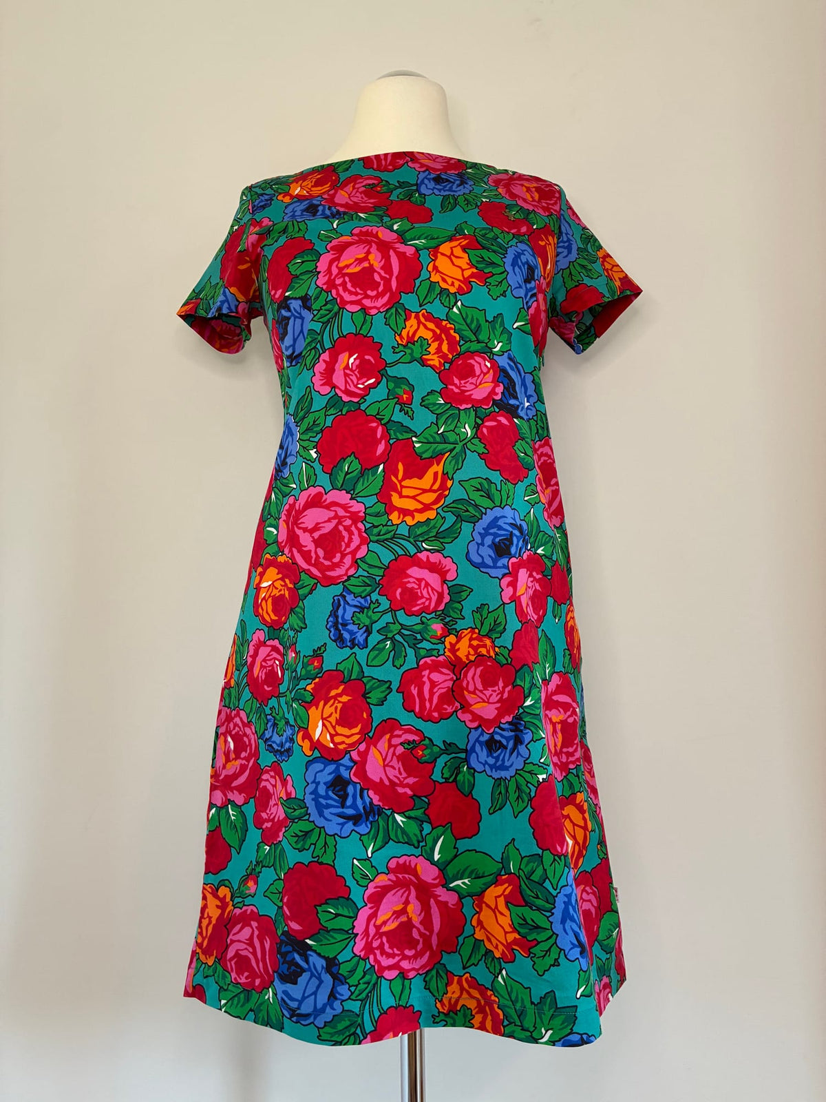 Etuikleid, Größe L, Petrolgrün mit buntem Rosen-Print in Pink, Rot, Orange und Blau, Vorderansicht