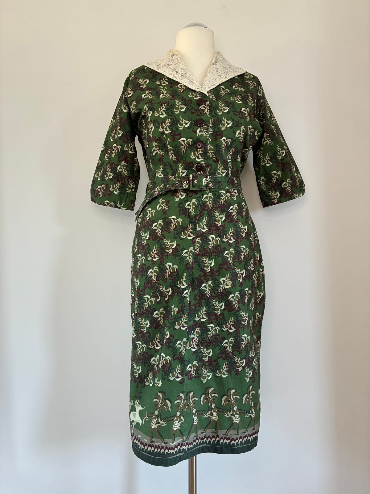 Palava Midikleid, Größe UK 16, Waldgrün mit Blattmuster in Bordeaux und Creme, Vorderansicht 2
