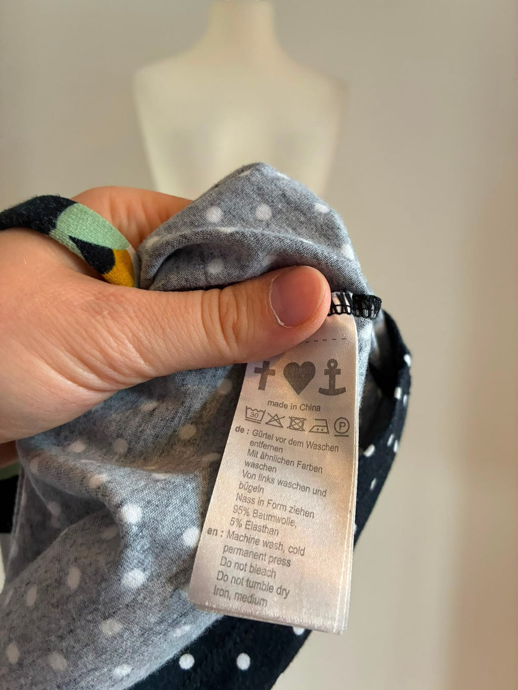 Blutsgeschwister Kleid Größe 2XL in Schwarz mit Punkten und floralen Details