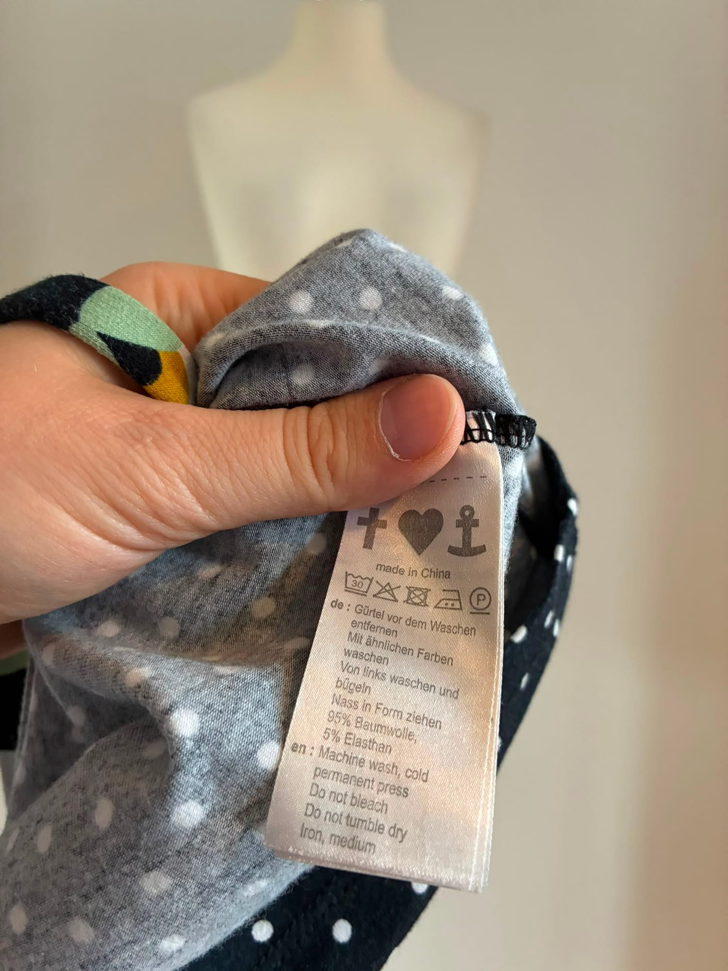 Blutsgeschwister Kleid Größe 2XL in Schwarz mit Punkten und floralen Details